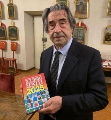 Il Libro dei Fatti in dono al maestro Riccardo Muti Il Libro dei Fatti in dono al maestro Riccardo Muti