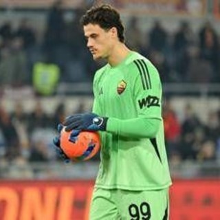 Svilar colpisce al volto Ostigard in uscita, rossoblù chiedono il rigore: proteste in Roma-Genoa Svilar colpisce al volto Ostigard in uscita, rossoblù chiedono il rigore: proteste in Roma-Genoa