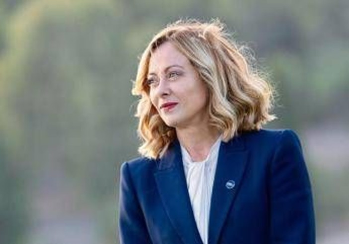 Quirinale, Meloni al ricevimento del 2 giugno: il 'toc toc' con Bonelli e i selfie