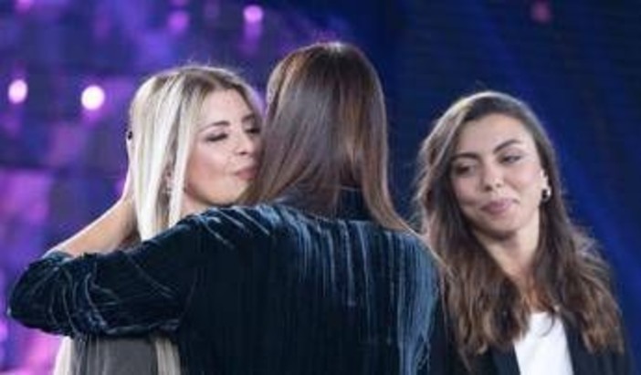 David Rossi, la moglie e la figlia ospiti a Verissimo: "È stato picchiato prima di morire" David Rossi, la moglie e la figlia ospiti a Verissimo: "È stato picchiato prima di morire"