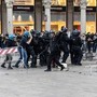 Guerriglia a Milano, ai domiciliari uno dei maggiorenni arrestati per scontri e altri quattro in carcere: la decisione del Gip