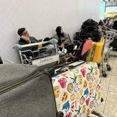 Caos voli nel Regno Unito, un 'errore' militare manda in tilt il traffico aereo: cos'è successo Caos voli nel Regno Unito, un 'errore' militare manda in tilt il traffico aereo: cos'è successo