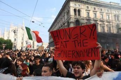 Milano, bottiglie e oggetti contro la polizia: corteo 'Italia in Piazza' spezzato in due Milano, bottiglie e oggetti contro la polizia: corteo 'Italia in Piazza' spezzato in due