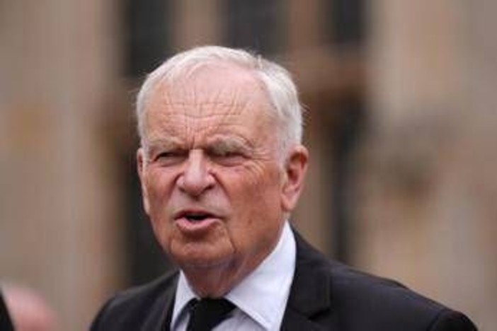 Addio a Jeffrey Archer, lo scrittore britannico da oltre 300 milioni di copie: aveva 86 anni, la sua vita tra politica e scandali Addio a Jeffrey Archer, lo scrittore britannico da oltre 300 milioni di copie: aveva 86 anni, la sua vita tra politica e scandali