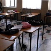 "Dammi le sigarette o sparo", studente punta la pistola contro un professore "Dammi le sigarette o sparo", studente punta la pistola contro un professore
