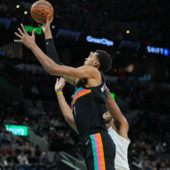 Ottava vittoria di fila degli Spurs, Bucks fuori dalla post-season Ottava vittoria di fila degli Spurs, Bucks fuori dalla post-season