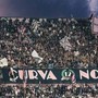 Petardi in campo, rissa e ospiti scortati fuori: caos in Palermo-Catanzaro Petardi in campo, rissa e ospiti scortati fuori: caos in Palermo-Catanzaro
