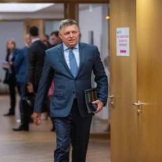 Slovacchia, premier Fico ferito da colpi d'arma da fuoco
