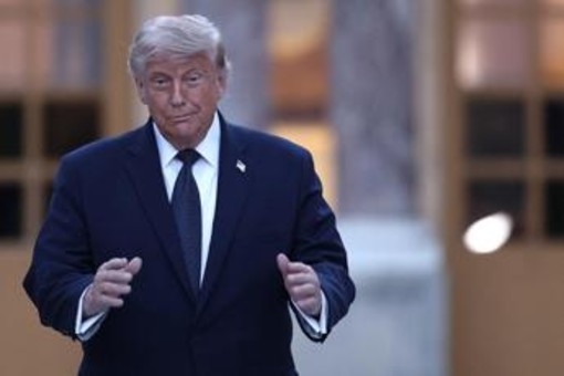 Trump e la diplomazia dell'insulto, da Meloni al Papa l'attacco come strumento politico