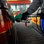 Carburanti, petrolio vicino a 120 dollari al barile: nuovi aumenti per benzina e diesel