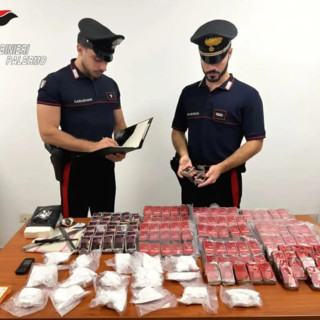 Sequestrati a Palermo 17 kg di droga nascosta in frigo, due arresti