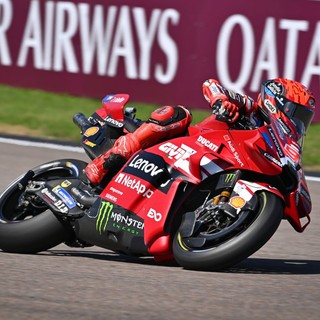 Marc Marquez in pole al Sachsenring, caduta per Bezzecchi