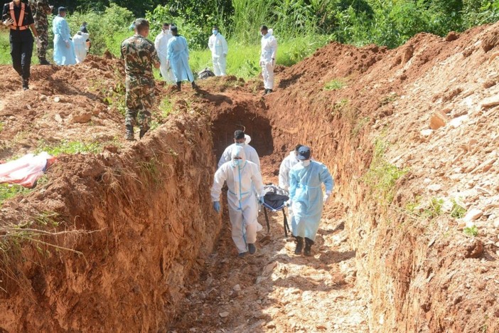 In Nepal si aggrava il bilancio delle vittime, oltre 1000 i morti In Nepal si aggrava il bilancio delle vittime, oltre 1000 i morti