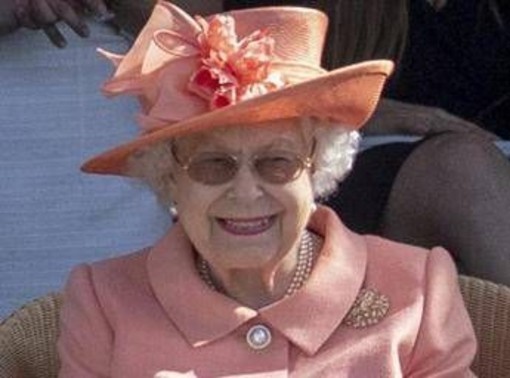 Londra, in mostra il sontuoso guardaroba della regina Elisabetta Londra, in mostra il sontuoso guardaroba della regina Elisabetta