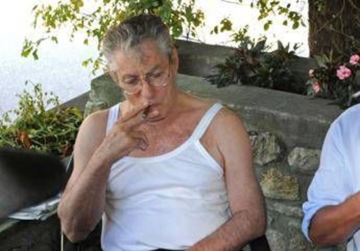 Bossi, la canottiera che cambiò la politica: l’estate 1994 del leader della Lega in Sardegna Bossi, la canottiera che cambiò la politica: l’estate 1994 del leader della Lega in Sardegna