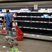 Caro carburanti e tir in sciopero, l'allarme: "Col blocco a rischio rifornimenti supermercati e negozi"