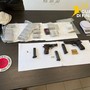 Napoli, sequestrati a Casavatore 2 kg di hashish e tre pistole. Un arresto Napoli, sequestrati a Casavatore 2 kg di hashish e tre pistole. Un arresto