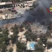 Bari, vasto incendio al campo rom: baracche distrutte, 80 evacuati Bari, vasto incendio al campo rom: baracche distrutte, 80 evacuati