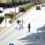 Far west a Milano, rissa con spranghe e bottiglie in centro: caos tra le auto Far west a Milano, rissa con spranghe e bottiglie in centro: caos tra le auto