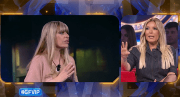 Gf Vip, Lucarelli difende Mussolini: il confronto inaspettato Gf Vip, Lucarelli difende Mussolini: il confronto inaspettato