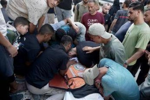 Edificio crolla nella a Gaza, almeno 11 morti: "50 bambini tra le 100 persone intrappolate, stavano dormendo"