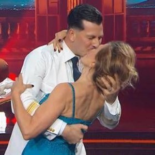 Ballando, D'Urso e il valzer con finale a sorpresa: il bacio con La Rocca