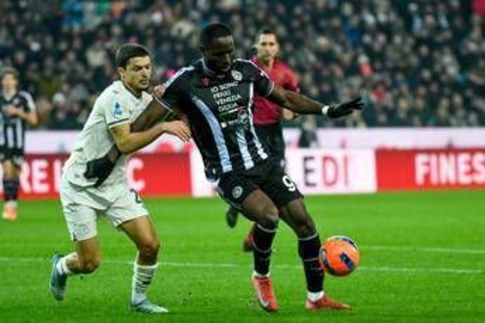 Davis tocca di braccio e segna, il Var convalida il gol: polemiche in Udinese-Lazio