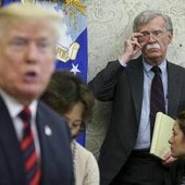 Cortei, l'ex consigliere di Trump Bolton: "Tattiche russe schema già visto, puntano a destabilizzare società"