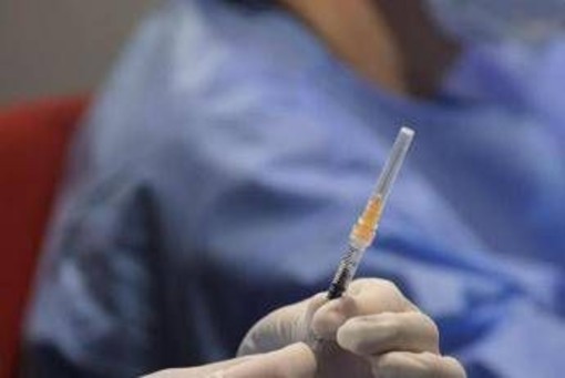 Covid, c'è il nuovo vaccino aggiornato: riparte la campagna Covid, c'è il nuovo vaccino aggiornato: riparte la campagna