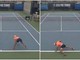 Tennista sbaglia colpi e non si regge in piedi: "Crampi o alcol?"