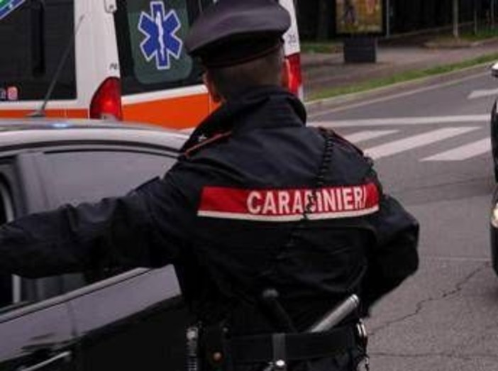 Piacenza, donna trovata morta in casa: uccisa a coltellate, si cerca il marito