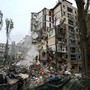 Nella notte altro raid russo su Kiev, Zelensky “Almeno 8 morti”