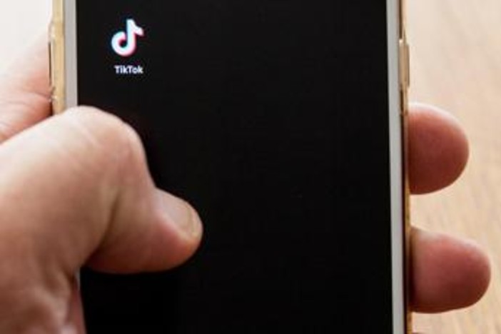 TikTok sotto accusa in Europa: "Viola leggi Ue, account minori a rischio"