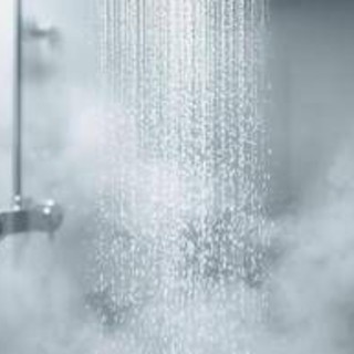 Meno docce dopo i 65 anni, la raccomandazione del dermatologo: "Ecco perché e cosa succede alla pelle" Meno docce dopo i 65 anni, la raccomandazione del dermatologo: "Ecco perché e cosa succede alla pelle"