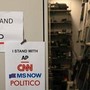 Usa, giudice ordina a Trump lo stop al bando dei media: "Riammetta alla Casa Bianca Cnn, MsNow e Politico"