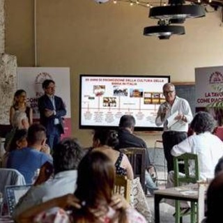 Consumi, più spontaneità e meno formalità: 71% italiani cerca contesti senza etichette