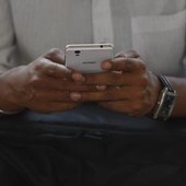 Foglia di alloro nella cover del telefono, il significato del trend: porta davvero fortuna? Foglia di alloro nella cover del telefono, il significato del trend: porta davvero fortuna?