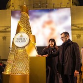Ferrero Rocher illumina il Natale di Milano, piramide dorata a Piazza San Carlo Ferrero Rocher illumina il Natale di Milano, piramide dorata a Piazza San Carlo