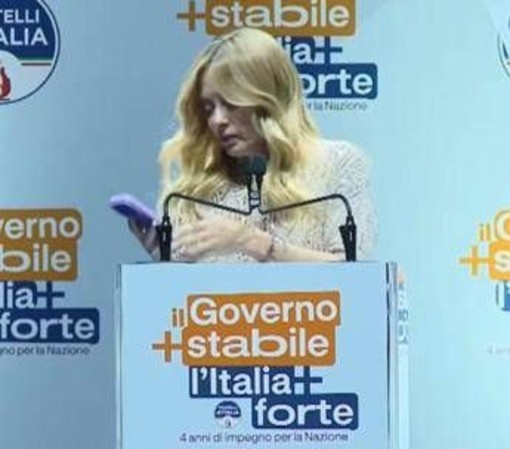 Meloni, la telefonata e il discorso interrotto a Bari: "È mia figlia, scusate..."