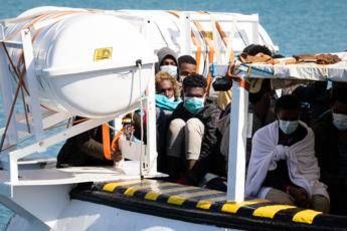 Migranti, ecco la nuova strategia Ue: 'centri multifunzionali' lungo le rotte Migranti, ecco la nuova strategia Ue: 'centri multifunzionali' lungo le rotte