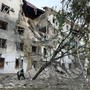 Ucraina, attacchi russi a Zaporizhzhia e Kharkiv: 6 morti. Kiev colpisce deposito petrolio