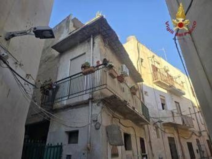 Trapani, crolla il balcone dell'abitazione: morta una donna a Mazara del Vallo Trapani, crolla il balcone dell'abitazione: morta una donna a Mazara del Vallo