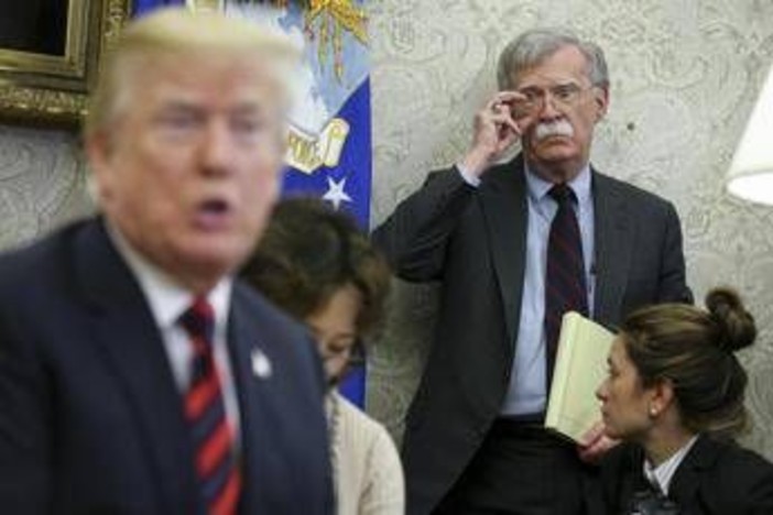 Cortei, l'ex consigliere di Trump Bolton: "Tattiche russe schema già visto, puntano a destabilizzare società"