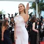 Laila Hasanovic conquista Cannes, la fidanzata di Sinner sfila con l'abito da 'sposina'