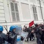Torino, tensioni e scontri al corteo: lancio di oggetti e cariche della polizia Torino, tensioni e scontri al corteo: lancio di oggetti e cariche della polizia