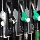 Caro carburanti, non si ferma la corsa dei prezzi: la benzina 'sfonda' 2 euro sulla rete stradale Caro carburanti, non si ferma la corsa dei prezzi: la benzina 'sfonda' 2 euro sulla rete stradale