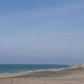 Si tuffa dal pontile e muore: mistero su un giovane senza documenti a Ostia