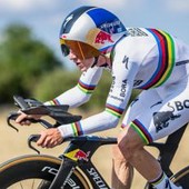 Tour de France, Evenepoel vince la cronometro della 16a tappa, Pogacar resta in maglia gialla Tour de France, Evenepoel vince la cronometro della 16a tappa, Pogacar resta in maglia gialla
