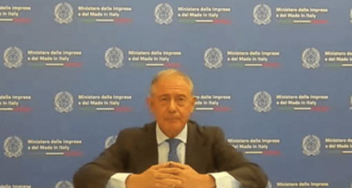Farmaceutica, Urso: "Modello di politica industriale per vincere sfida innovazione" Farmaceutica, Urso: "Modello di politica industriale per vincere sfida innovazione"