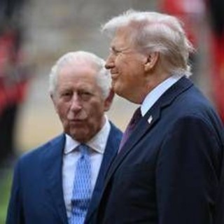 &quot;Re Carlo codardo con Trump&quot;: Livia Giuggioli Firth restituisce onorificenza reale